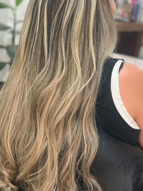 Luzes e mechas loiras